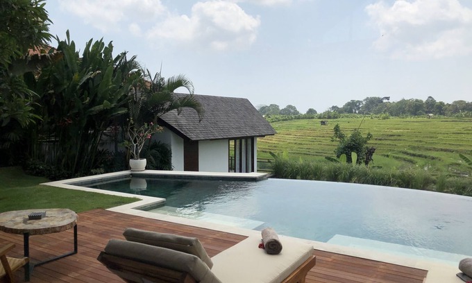 Babakan Villa | 4 Bedrooms with Rice Field and Sunset View in Canggu