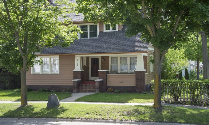 Flushing Haus | Gehen Sie vom Updated Craftsman Bungalow nach Downtown Flushing, Riverview Park.