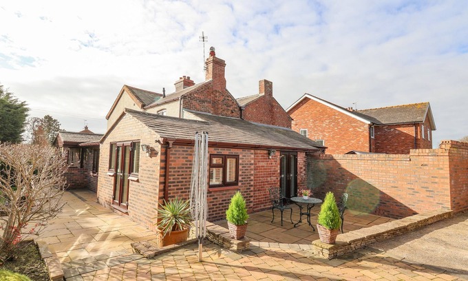 Chorlton-by-Backford Haus | 4 GREEN FARM COTTAGE, family friendly, with a garden in Saughall