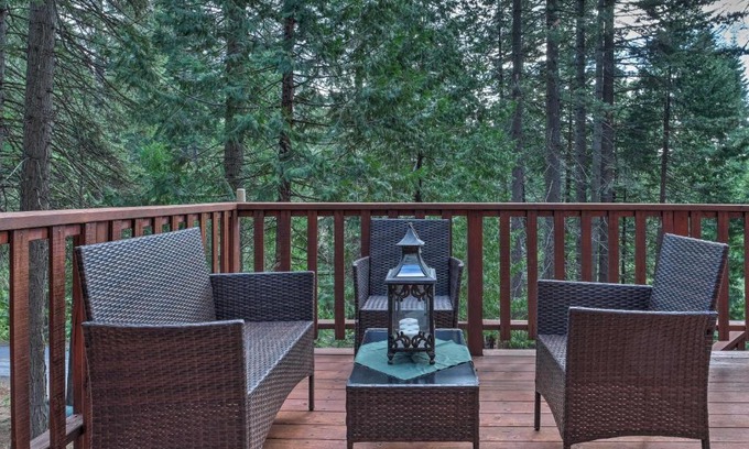 Dorrington Haus | 4 Mi to Big Tree State Park Serene Cabin with Deck
