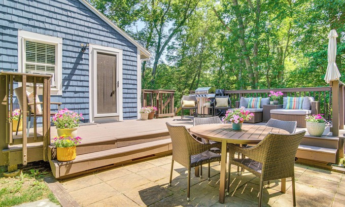 East Falmouth Hütte | 4 Mi to Bristol Beach: Cottage w/ Pond & Deck