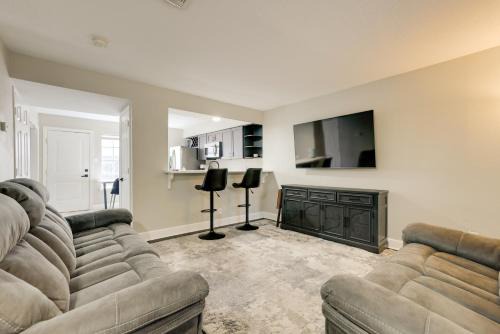 Humble Haus | 4 Mi to IAH Suburban Houston Townhome