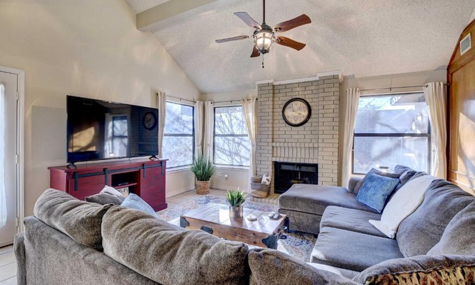 South Arlington Haus | 4 Mi to Joe Pool Lake Home in Grand Prairie