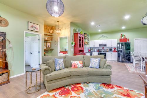 Guthrie Haus | 4 Mi to Lazy E Arena Horse Lovers Haven with Grill