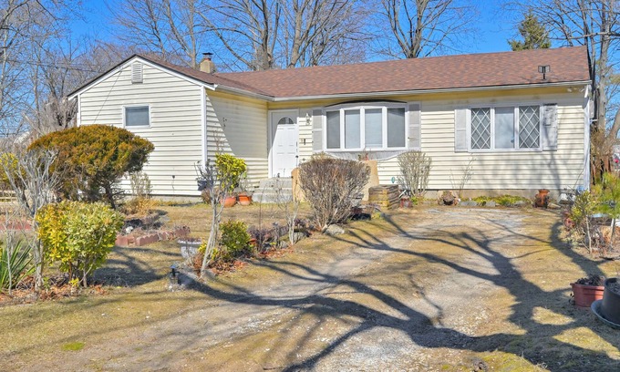 West Babylon Haus | 4 Mi to LIRR Station: 'Nice Home' in West Babylon!