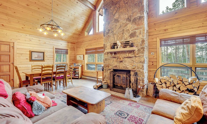 Allenspark Kabine | 4 Mi to RMNP: Allenspark Cabin w/ Wraparound Deck!