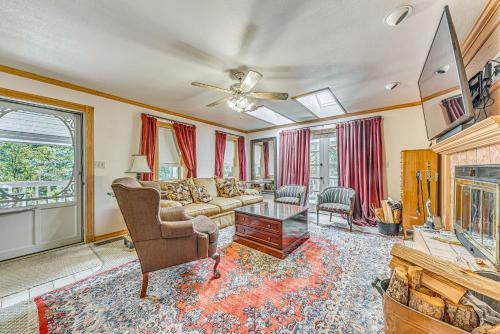 Cloudcroft Haus | 4 Mi to Ski Cloudcroft Family Escape with Fireplace