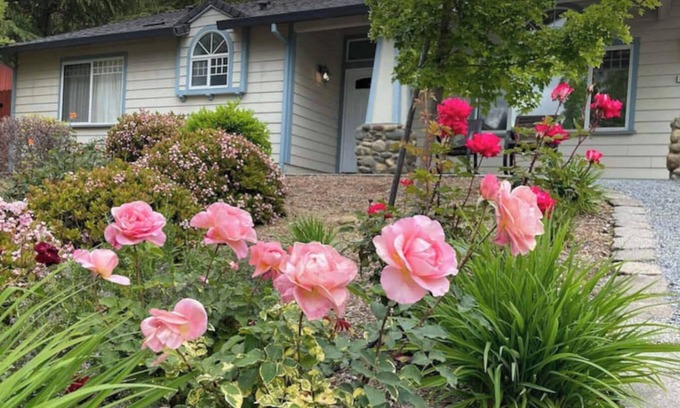 North Auburn Haus | 4 Queen Beds easy access to 49 & 80