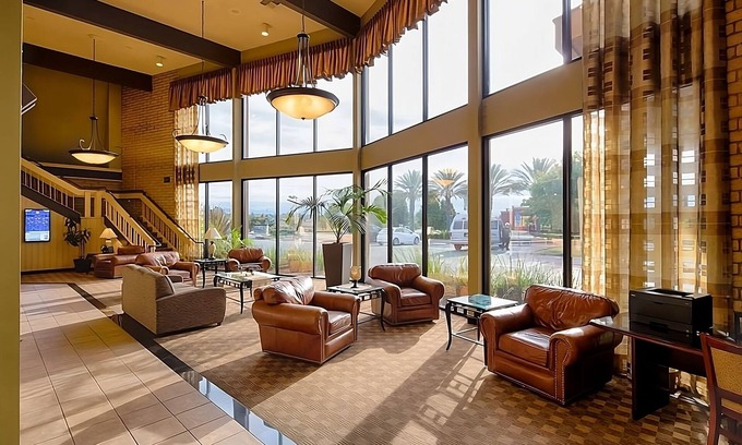 Redding Resort | 4 Relaxing Units! Outdoor Pool, Parking, Pets Allowed, Near River Side Park!