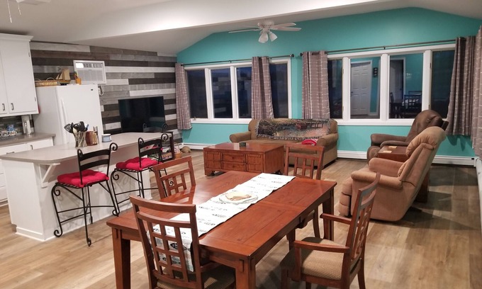 Alto Hütte | 4 Season newly remodeled all sport lake cottage w/ nearby golfing & snowmobiling