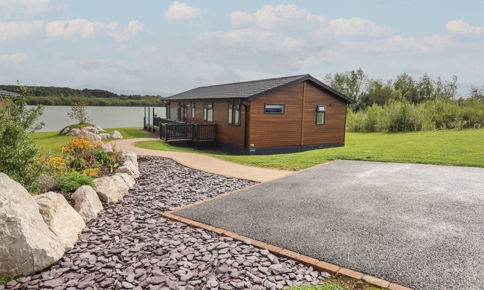 Oakmere Hütte | 40 DELAMERE POINT, pet friendly, with hot tub in Delamere