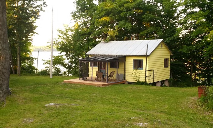 Leeds and the Thousand Islands Hütte | 43 Am See Sunrise Cottage