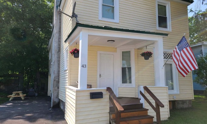 Oneonta Wohnung | 43 Cliff - Apt 1 - 3 bdrm apt in City Center Oneonta, walkable to Main St