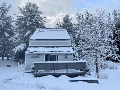 Twin Mountain Haus | 43TV peaceful retreat in the White Mountain fireplace fire pit large yard WiFi AC