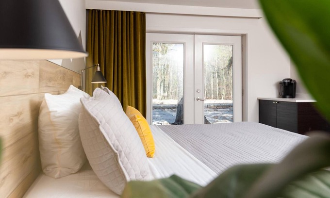 Michigan City Hotel | 4411 Inn & Suites