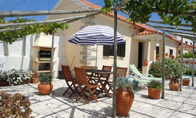 Praia das Macas Hütte | Eigener Garten & Grill, 5 Minuten zum Strand, Praia das Maçãs