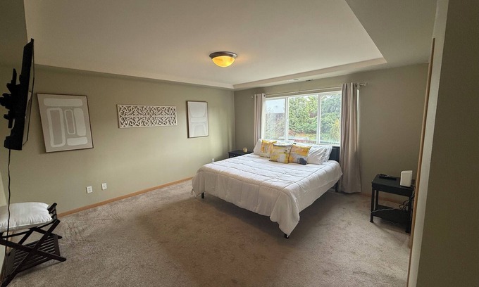 Fife Haus | 4bd 2.5 ba/4King Beds/ W/D/ Fenced Yard/ 24hr Security