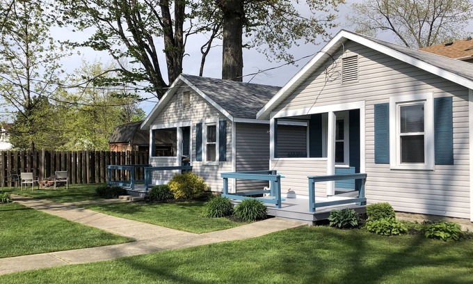 Geneva-on-the-Lake Haus | 4BDRM Double(2) Cottages Sleeps 10 Right on The GOTL Strip...