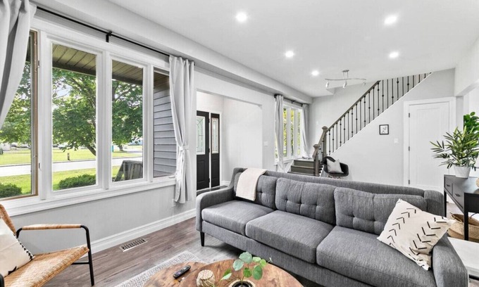LaSalle Haus | 4Bed Apt With a Firepit + BBQ + Golf Club