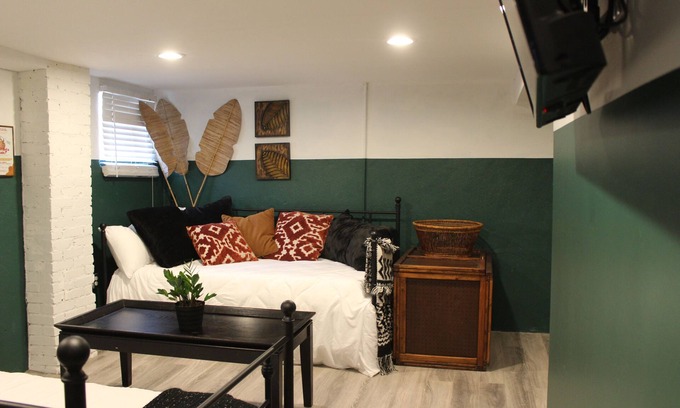 Kansas City Haus | 4bed studio basement! 5min->downtownKC