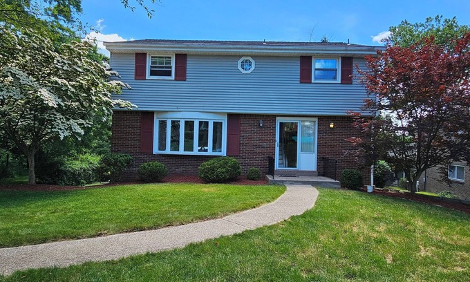 Murrysville Haus | 4BR, 2.5 bath, 2 Garage, large deck and office space in Murrysville PA