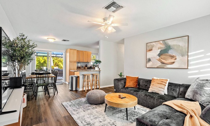 West Palm Beach Villa | 4BR Bio Hackers Retreat - Sauna - Cold Plunge - Hot Tub - Pool - Down Town 5mins