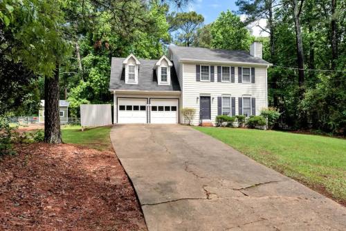 Lawrenceville Haus | 4BR Cozy Family Retreat Near Mall of GA, Near Lake Lanier - Sleeps 10