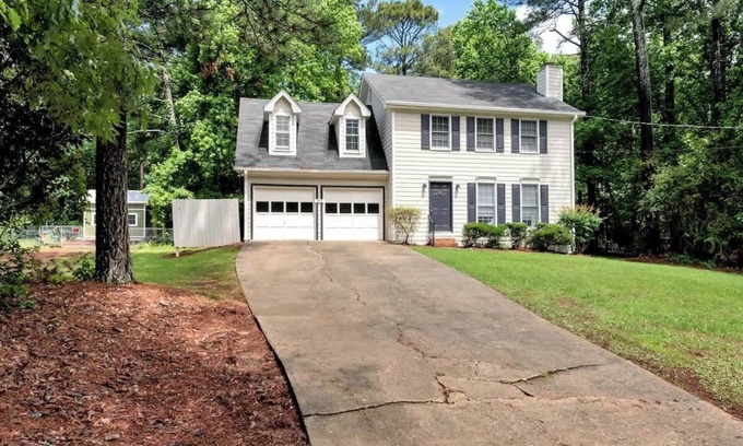Lawrenceville Haus | 4BR house with Nature Views, and Firepit, Close to Trails