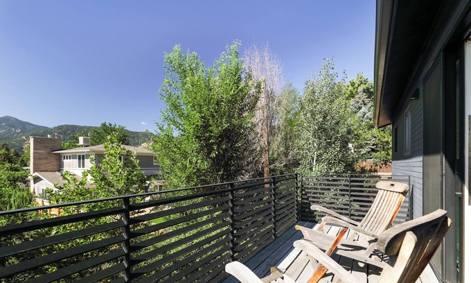 Newlands Haus | 4BR Modern Gem with Flatiron Views & Hottub 1mile to Pearl, 1block to NoBo Park
