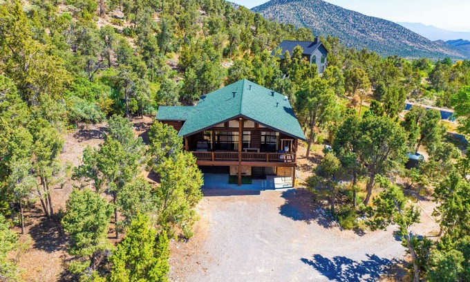 Mount Charleston Kabine | 4BR Sneak-Away Log Cabin: Mountain View & Garage