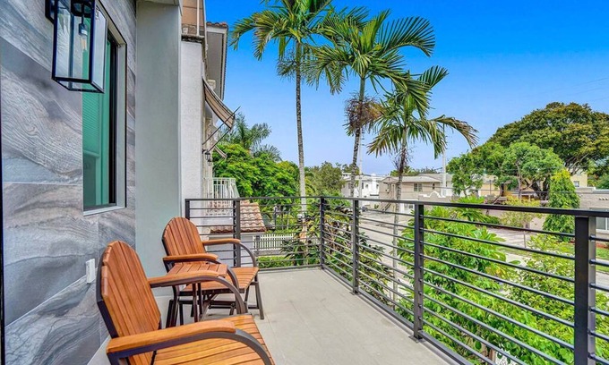 Colee Hammock Haus | 4BR w htd Pool Walk to Las Olas 5mins to Beach