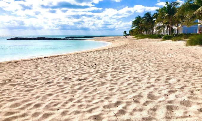 Palm Cay Haus | 4br -Walk to SANDY BEACH! and pool in 50 steps! Tennis! Pickle! Gated community