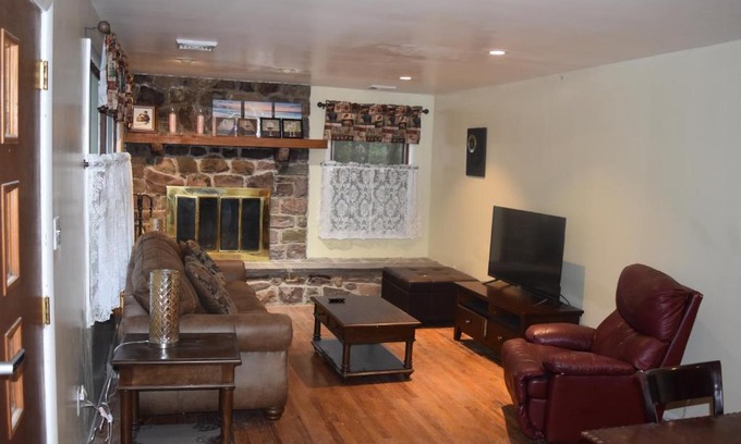 Lake Harmony Estates Haus | 5 Bdr Cabin Game rm Large Deck Fireplace FireTable