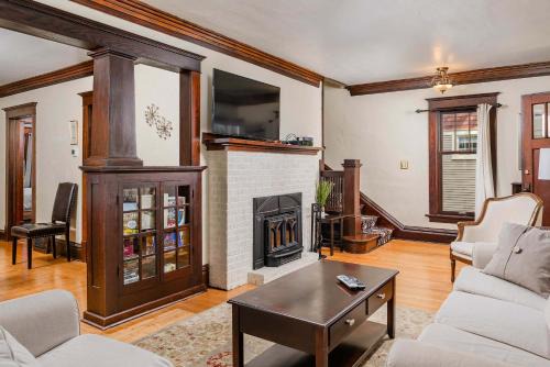 Stevens Point Haus | 5 Bedroom Family Home - UWSP Walkable