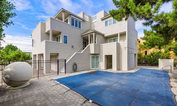 Loveladies Haus | 5 BEDROOMS ON PRIVATE LANE!