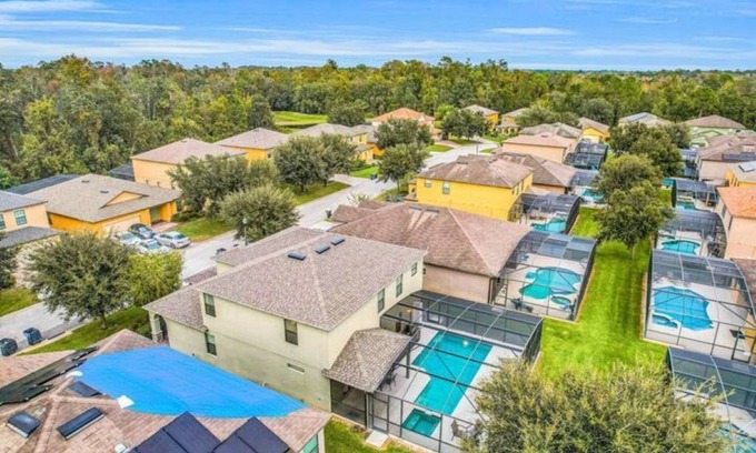 Cypress Pointe Haus | 5 BR with pool! By shopping, restaurants, Disneyworld, & Universal Studios!