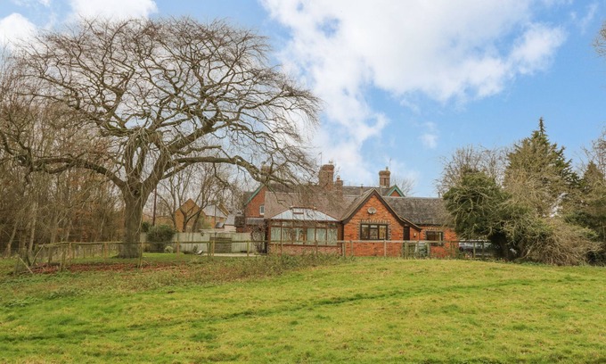 Southam Hütte | 5 GRANGE COTTAGES, pet friendly, with open fire in Priors Marston