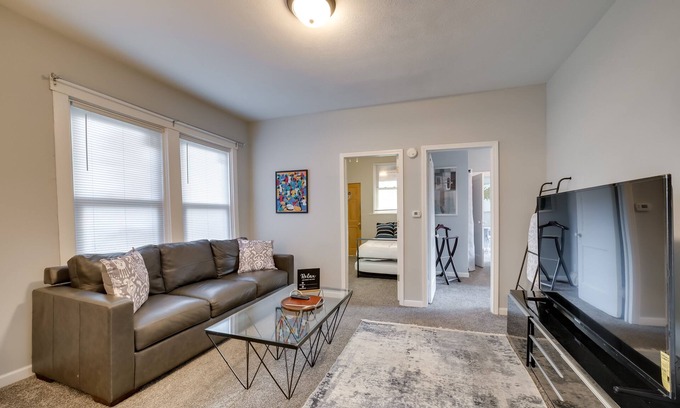 South Hills Wohnung | 5 Mi to Dtwn: Pittsburgh Apt w/ Balcony