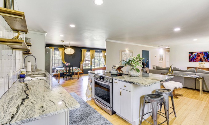 Salem Haus | 5 Mi to Lake Keowee: Stylish Salem Home w/ Yard!