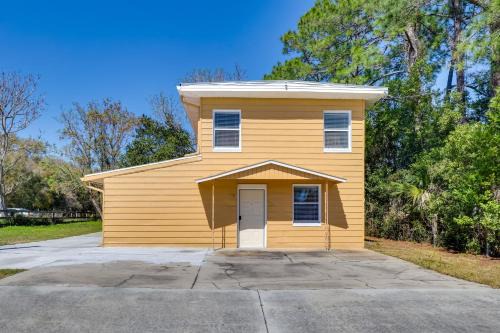 Fruitland Park Wohnung | 5 Mi to Lake Sumter Landing Bright Home with Patio