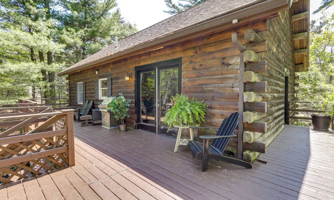 North Carver Kabine | 5 Mi to Plymouth Rock: Log Cabin Getaway!