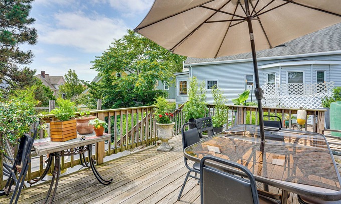 Lynn Wohnung | 5 Mi to Salem! Lynn Apt By the Sea w/ Hot Tub