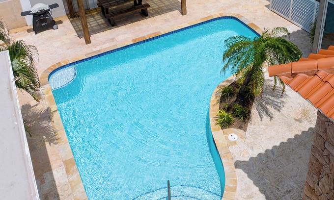 Esmeralda Haus | 5 min from Beach * Pool * Outdoor Shower