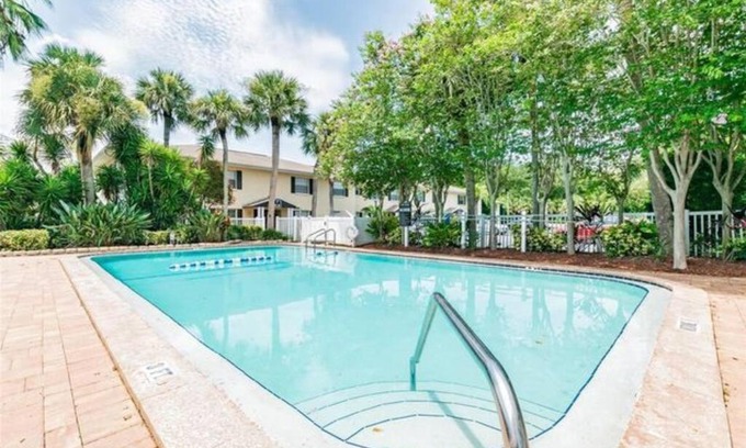 Anona Wohnung | 5 min to beach cozy renovated 2 bed 2 bath appt with grill and pool