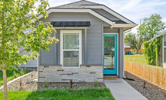 Boise Haus | 5 min to BSU + 8 min to Downtown | Brand New Build! Happy Decor! Quiet Patio w/ Seating & BBQ