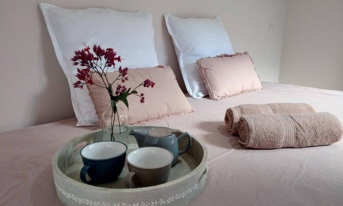 Faaa Skihütte | 5 min to the airport w/free transfer. Cosy private room w/pool and wifi internet