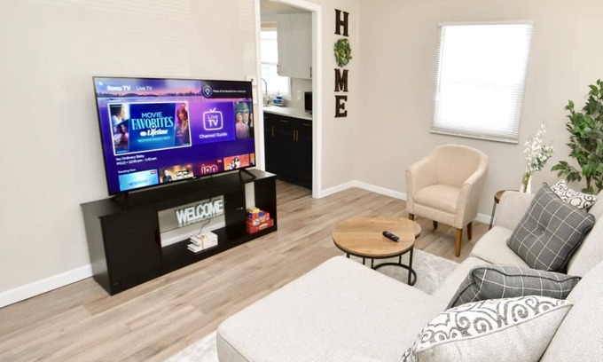 Harters Heights Haus | 5 min walk to Notre Dame! Modern home (517)