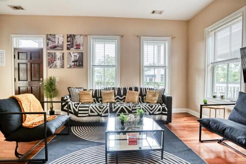 Metropolitan Haus | 5 mins to DT, Forsyth & Starland - Mini Gym - Balcony - Parking