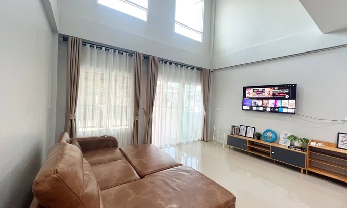 Hat Yai Haus | 5 minutes Drive to the city center, 9 minutes to Lee Gardens, with free parking.