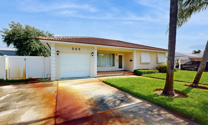 Lantana Haus | 5 Minutes to Beach | Sparkling Tropical Getaway | Large Screened Lanai